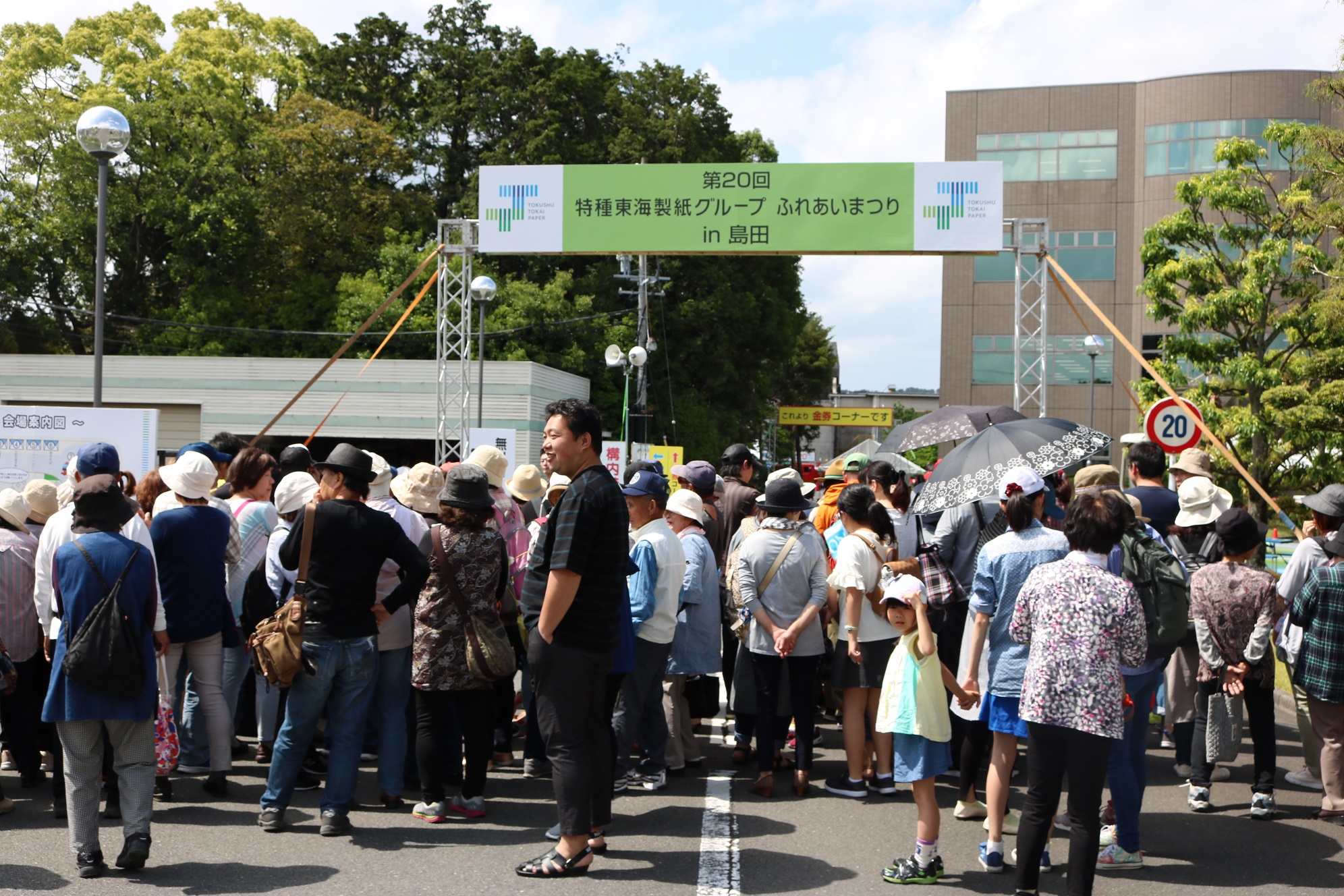 開場前　入場ゲートにはたくさんのお客様が！