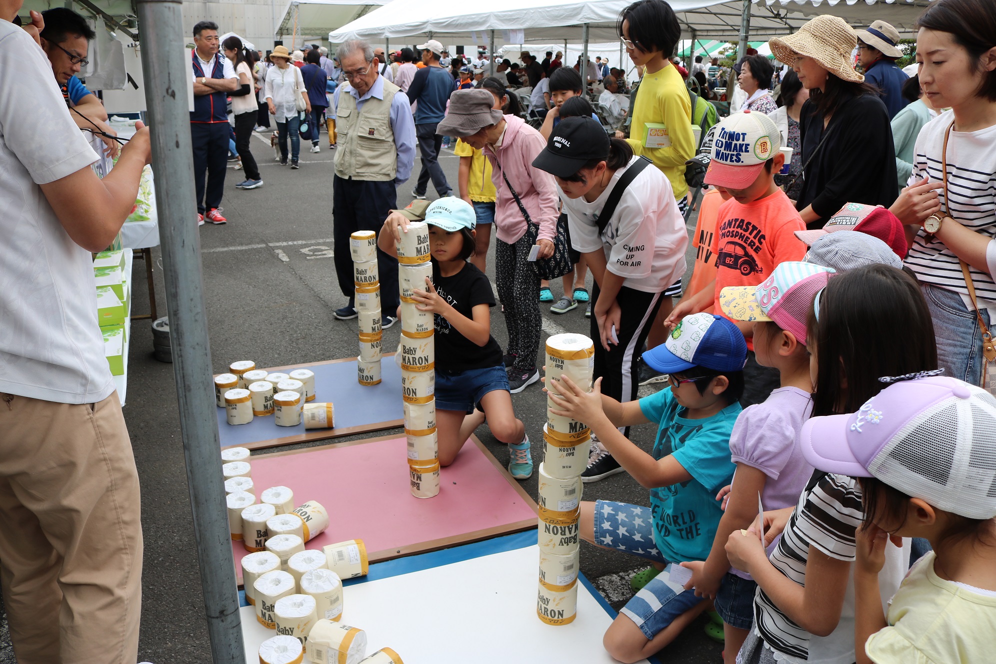 積み上げるその目は真剣そのもの！